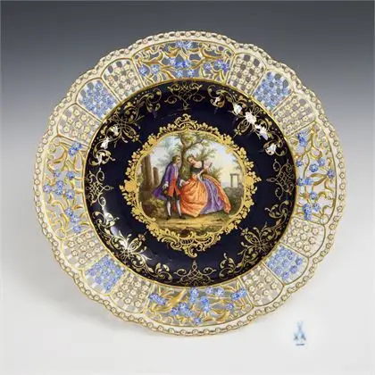 Geperforeerd bord met kobaltblauwe fond en Watteau-schildering. Meissen