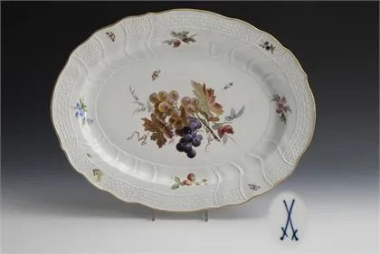 Grote schotel met fruit- en insectenschildering. Meissen