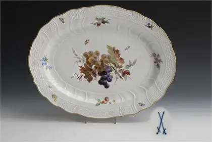 Grote schotel met fruit- en insectenschildering. Meissen