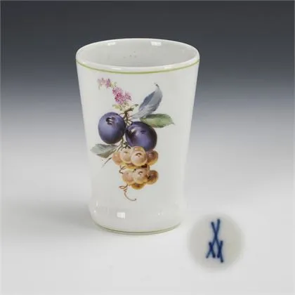 Gobelet avec peinture de fruits. Meissen
