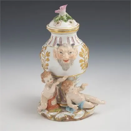 Potpourrivase met putti en faunmaskerons. Meissen