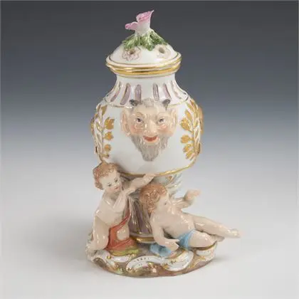 Potpourrivase met putti en faunmaskerons. Meissen