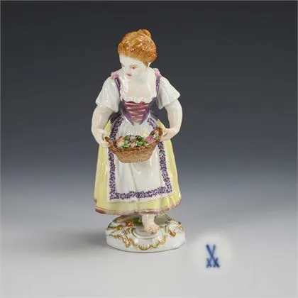 Zahradnické dítě s košem květin. Meissen