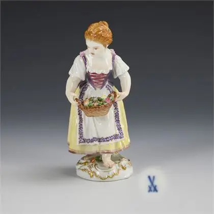 Zahradnické dítě s košem květin. Meissen