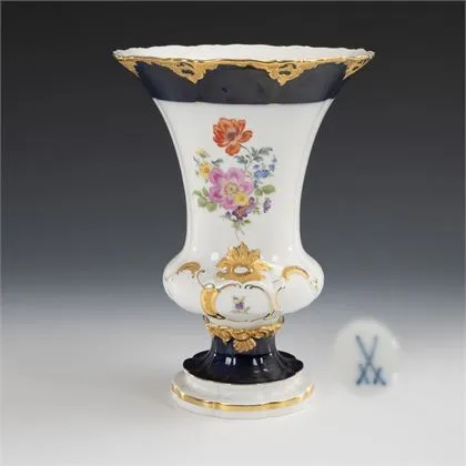 Pronkvaas "B-Form" met bloemschildering. Meissen