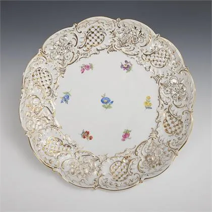Pronkbord met verstrooide bloemen schildering. Meissen