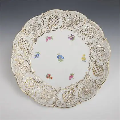 Pronkbord met verstrooide bloemen schildering. Meissen