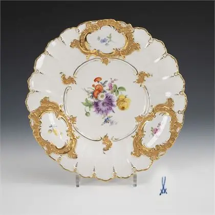 Pronkschaal met bloemenschildering. Meissen