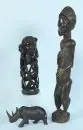 Figures africaines, 3 pièces – bois teinté foncé, H= 11-62 cm, rhinocéros, arbre de vie et figure ancestrale