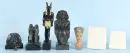 Figures et reliefs égyptiens, 7 pièces – matériaux divers, H= 10-29 cm, répliques principalement d'"Ars Mundi", entre autres tête de Néfertiti, statue d'Anubis