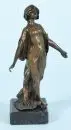 Jeune beauté en robe longue – figurine en bronze, patine foncée, sur socle en marbre noir (légèrement ébréché), H totale= 17 cm, vers 1900