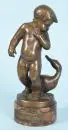 Garçon avec canard – figurine en bronze, patine foncée, signée "Wetzstein", fonte de H. Meyer, Munich, sur socle en marbre rougeâtre avec dédicace…