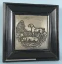 Relief – Deux chiens de chasse – métal, 18 x 18 cm, R ;