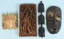 Sculptures en relief, 4 pièces – bois divers, H= 20-42 cm, 3 masques et relief d'un jeune couple, Afrique/Indonésie, objets déco