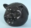 Schweinskopf – Keramik, dunkel patiniert, Haube mit reliefierten Verzierungen, ca. 25 x 28 x 32 cm, China;