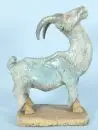 Bouquetin – figurine en céramique, émaillée polychrome, sur plaque de socle, env. 51 x 37 x 22 cm, sous le socle signature et date illisibles (20)01