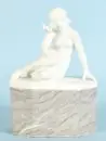 Nu féminin avec coupe – figurine en albâtre, sur socle en pierre, H= 26,5 cm, socle (légèrement ébréché) signé au dos "G. Matarress 326."