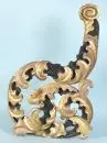 Sculpture décorative – bois, doré et brun, richement sculpté et ajouré de feuilles d'acanthe, forme incurvée, 74 x 47 cm, 18e s., dommages à la polychromie ;