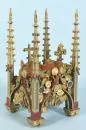 Sculpture décorative - Couronnement de baldaquin – Bois polychrome, décor richement sculpté avec roses et tourelles de style néogothique, H= 44 cm, fin 19e s.,…