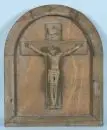 Christuscorpus – Keramiek, op houten schild met kruisreliëf, totaal 55 x 45 cm;