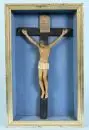 Christuscorpus met kruis – wassen corpus met stof, bakelieten kruis, in blauw geschilderde kast met gouden lijst, totaal 42 x 26 cm, omstreeks 1900;