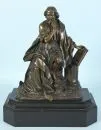 Hl. Matthäus – Bronzefigur, dunkel patiniert, in sitzender Pose mit Stift und Schriftrolle, H= 32,5 cm, auf schwarzem Marmorsockel…
