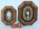Travaux de monastère, 3 pièces – décorations en fil d'or avec perles et pierres de verre, 2 avec motif de la Mère de Dieu dans cadre en bois, 1 avec Enfant Jésus dans une petite boîte en copeaux, H= 3-23 cm, moderne
