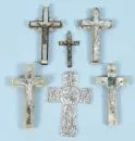 Kruisen, 6 stuks – diverse materialen, 4 met rijke parelmoer applicaties, H= 8-13 cm, 19e/20e eeuw