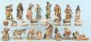 Figurines de crèche, 22 pièces – bois, polychrome, H= 5-18 cm, entre autres Sainte Famille, bergers et paysans