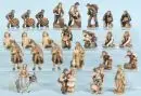Figurines de crèche, 24 pièces – bois, polychrome, H= 5-8 cm, principalement bergers et paysans