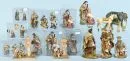 Figurines de crèche, 24 pièces – matière synthétique, polychrome, H= 2-20 cm, surtout Sainte Famille, Rois Mages