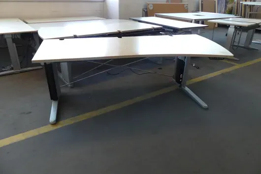 Bureau à hauteur réglable électriquement