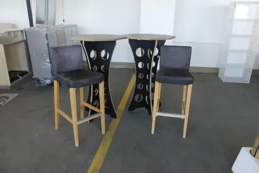 2x TUK-Design Stehtisch mit 2x Barhocker