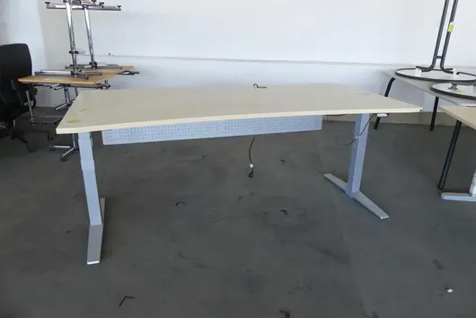 König + Neurath - Bureau à hauteur réglable électrique