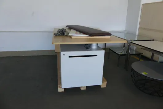 Schreibtisch mit Inhalt