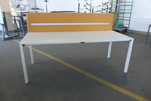 Sedus - Manually height-adjustable desk with rear panel