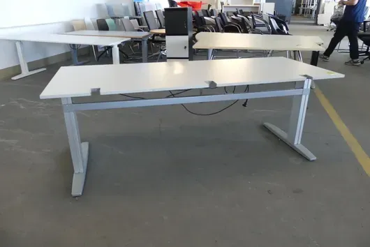 Elektricky výškově nastavitelný stůl