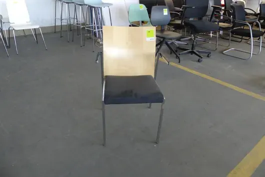 Stuhl mit Armlehnen