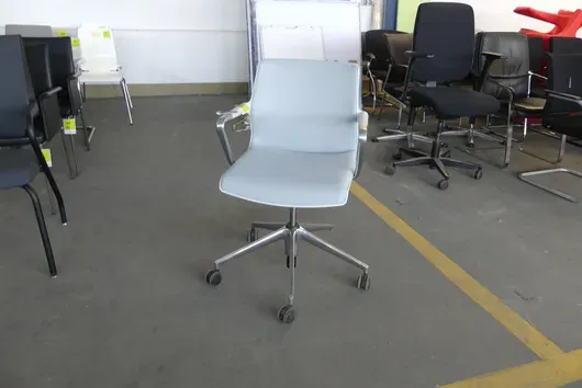 Vitra. - Drehstuhl mit Armlehnen, auf Rollen (Defekt!)