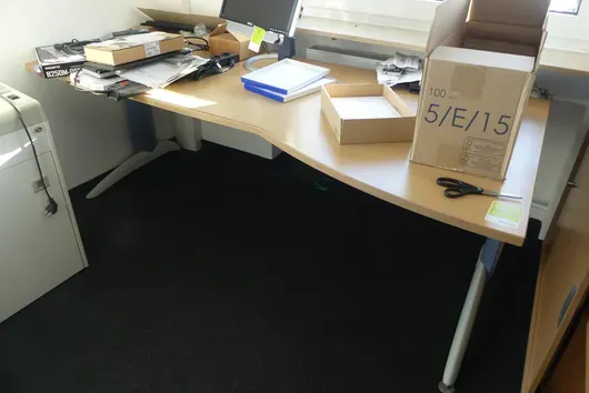Schreibtisch, ohne Inhalt