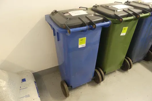 Afvalcontainer, met inhoud