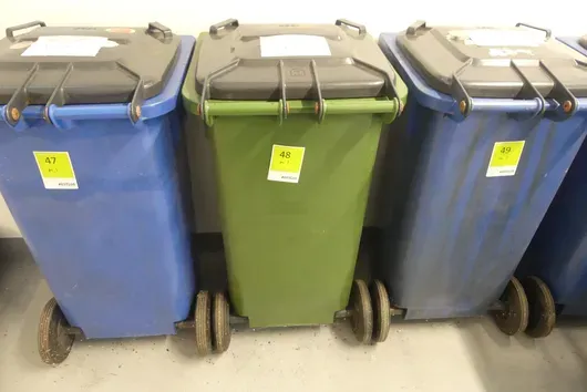 Afvalcontainer, met inhoud