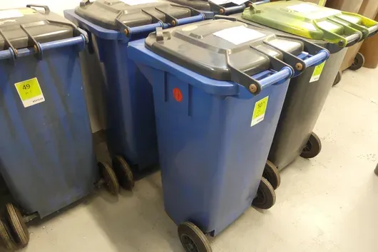 2x Afvalcontainer, met inhoud