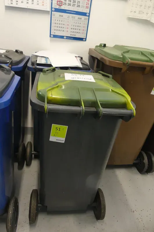 2x Mülltonne, mit Inhalt