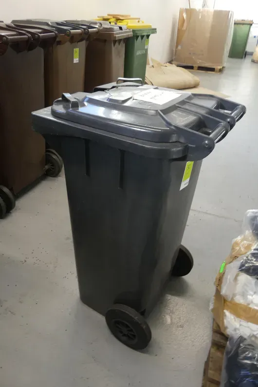Mülltonne, mit Inhalt
