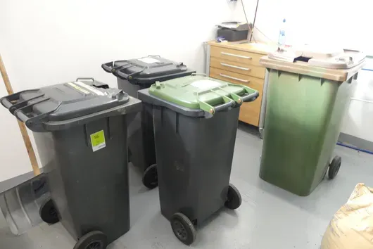 4x afvalcontainer, met inhoud