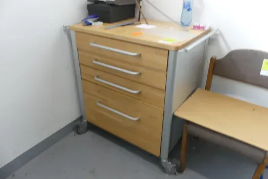 Rollschrank, mit Inhalt