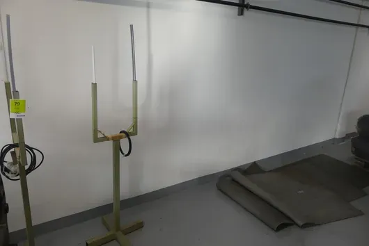 2x metalen standaards met rubbermatten