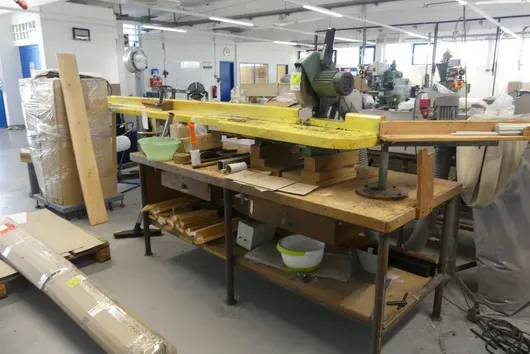 Omga - Mitre saw with table and contents