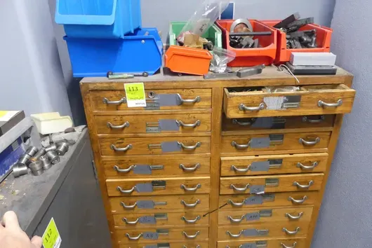 Schubladenschrank, mit Inhalt